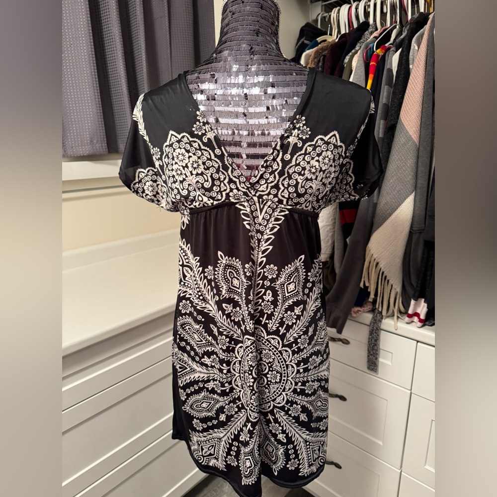 3/$30 Black and White Patterned Dress bathing suit coverup S/M